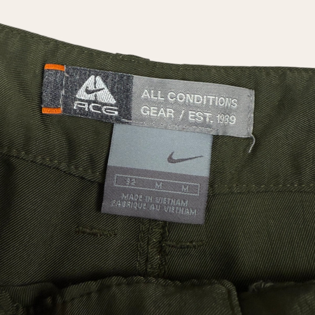 Nike ACG cargo shorts dark green - Medium