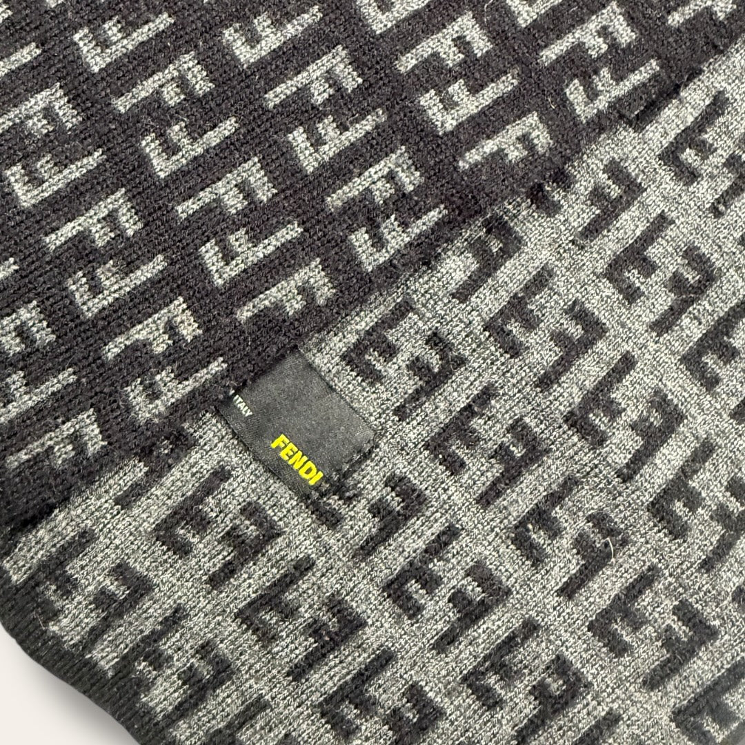 Fendi set scarf/hat